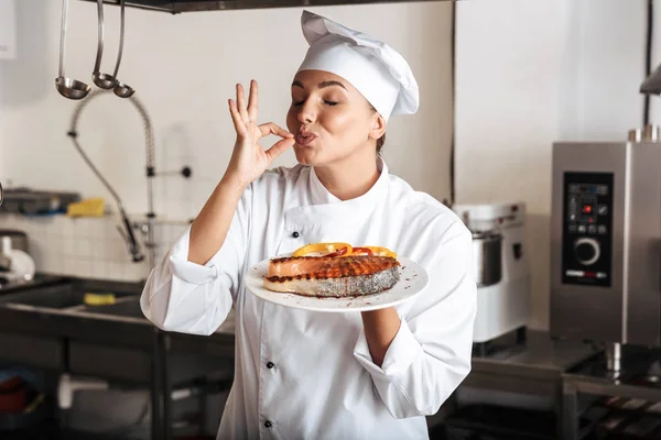 Image de femme caucasienne chef portant l'uniforme blanc, tenant pla — Photo