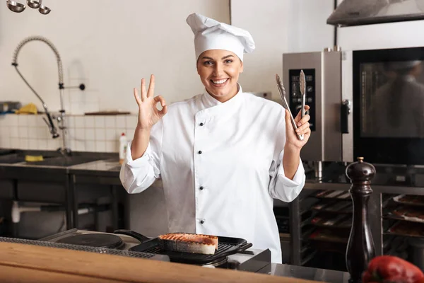 Mujer sonriente cocinera con uniforme de cocina —  Fotos de Stock