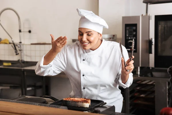 Sorridente cuoco donna che indossa cucina uniforme — Foto Stock