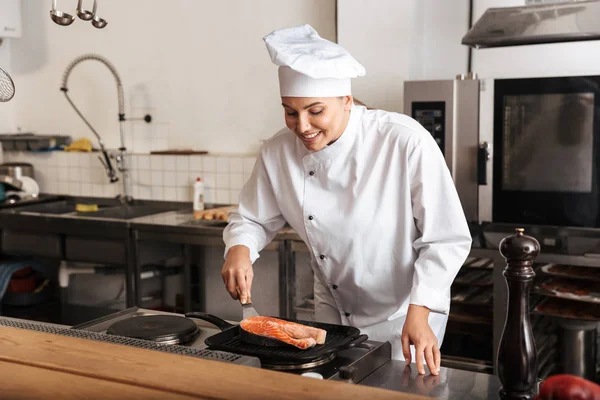 Mujer sonriente cocinera con uniforme de cocina —  Fotos de Stock