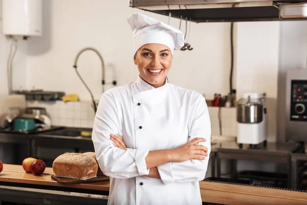 Portret szefa kuchni zawodowej kobiety na sobie biały uniform, posin — Zdjęcie stockowe