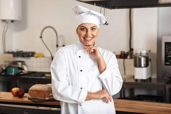 Ritratto di splendida donna chef indossa uniforme bianca, posa in — Foto Stock