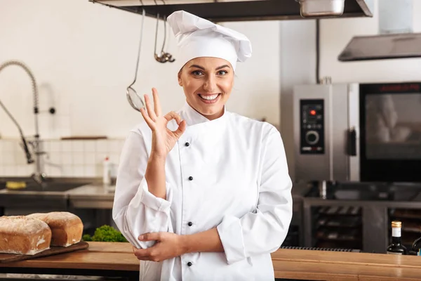 Portrait de femme caucasienne chef portant l'uniforme blanc, posant i — Photo