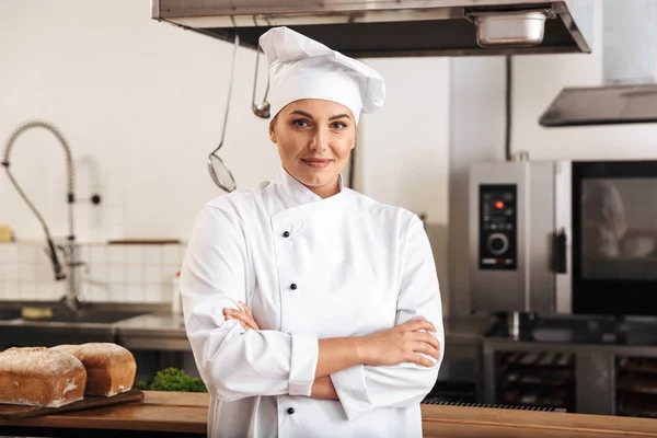 Retrato de mujer hermosa chef vistiendo uniforme blanco, posando i —  Fotos de Stock