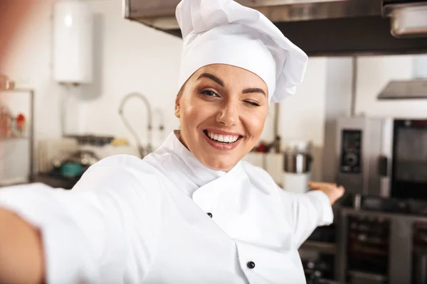 Portret szefa kuchni europejskiej kobieta nosi biały uniform, biorąc se — Zdjęcie stockowe