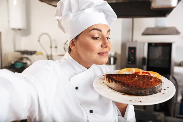 Portrait de femme chef européenne portant un uniforme blanc, prenant se — Photo