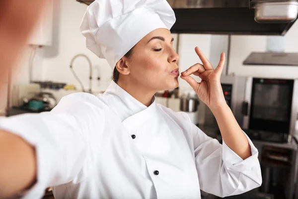 Ritratto di donna adulta chef in uniforme bianca, presa selfi — Foto Stock