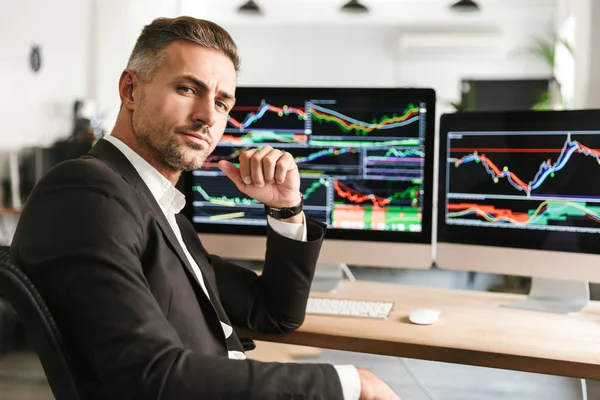 Imagem do homem de negócios moderno que trabalha no escritório no computador com g — Fotografia de Stock