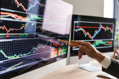 El Office masada oturan ve pointin yetişkin iş adamı