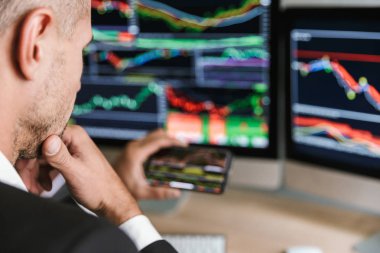 Süre çalışma wit smartphone kullanarak yetişkin işadamı portresi