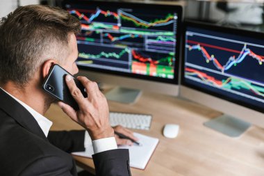 Yetişkin işadamı çalışırdı sırasında cep telefonuyla konuşan portresi