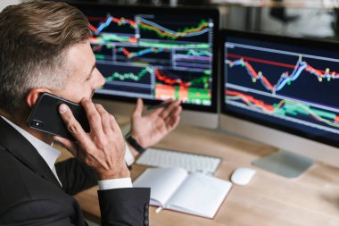 Çekici işadamı sırasında cep telefonuyla konuşan portresi 