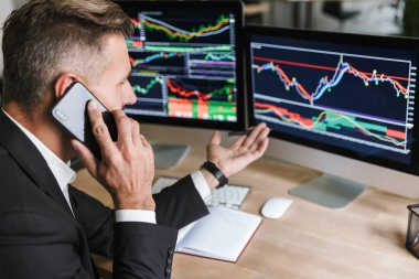Çalışma sırasında cep telefonuyla konuşan ciddi adam portresi