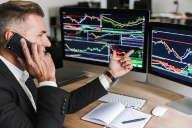 Erkek çalışan çalışma w sırasında cep telefonuyla konuşan portresi