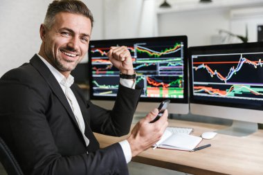 Di ile çalışırken cep telefonuyla erkek akıl hocası portresi