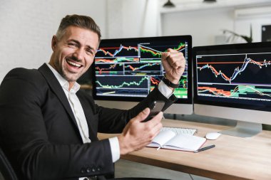 Erkek müdür istimal hareket eden telefon ile çalışırken portresi 