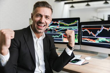 Office zekâ çalışırken sevindirici mutlu işadamı fotoğrafı