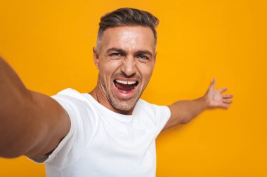 Neşeli adam 30'lu yaşlarda beyaz gömlek gülümseyen ve se alarak görüntü