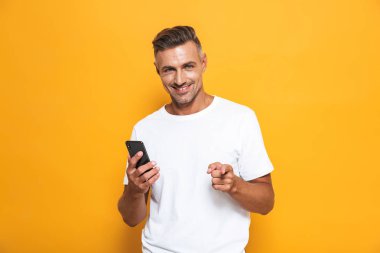 Neşeli adam 30'lu gülümseyen ve sma holding beyaz t-shirt resmini