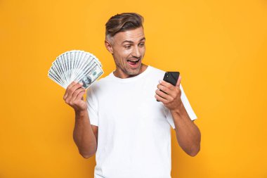 Beyaz adam 30'lu yaşlarda beyaz t-shirt holding cep telefonu görüntüsünü bir