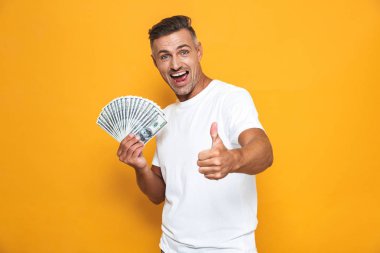 Görüntü gülümseyen ve b holding Beyaz tişört içinde neşeli biri 30'lu