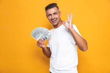 Görüntü gülümseyen ve holding Beyaz tişört içinde iyimser biri 30'lu