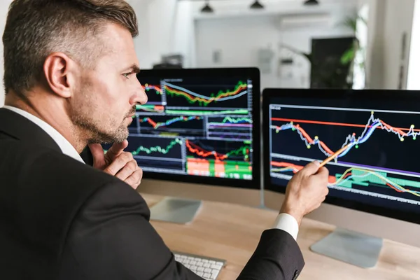 Foto von europäischen Geschäftsmann sitzt am Tisch im Büro und wor — Stockfoto