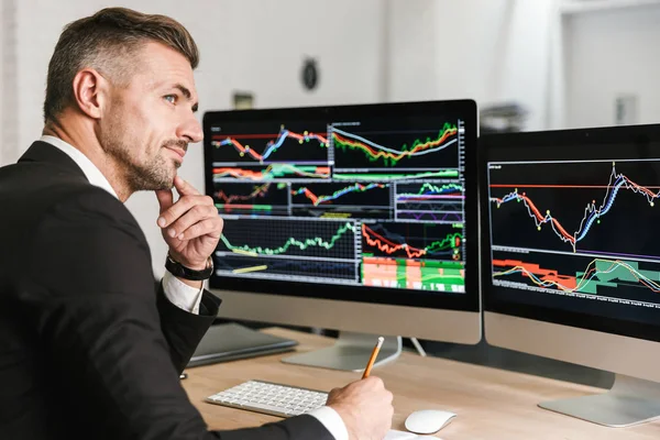 Retrato de hombre de negocios caucásico trabajando en la oficina y mirando — Foto de Stock