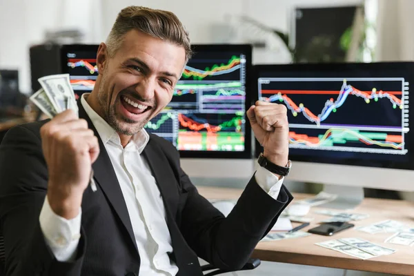 Foto des kaukasischen Geschäftsmannes, der sich über seine Arbeit im Büro freut — Stockfoto