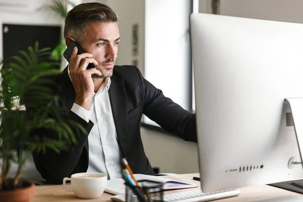 Görüntü çalışma o sırasında cep telefonuyla konuşan akıllı iş adamı — Stok fotoğraf