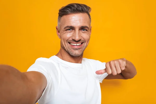 Εικόνα του γενειοφόρος άνδρας 30s σε λευκό t-shirt χαμογελώντας και λαμβάνοντας sel — Φωτογραφία Αρχείου
