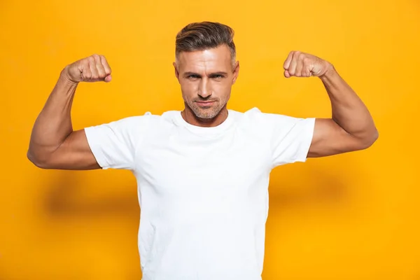 Образ Європейського чоловік 30-х років у підвищення руки білі футболку і шо — стокове фото
