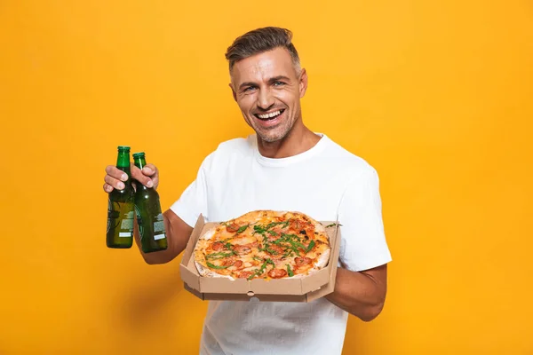 Imagen del hombre adulto de 30 años en camiseta blanca bebiendo cerveza y comiendo — Foto de Stock