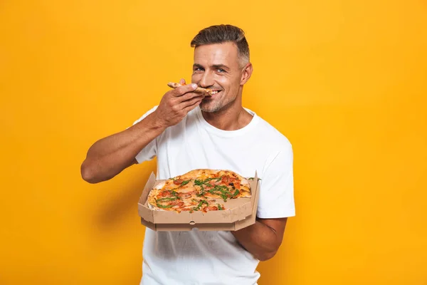 Az örömteli ember 30-as években a fehér póló, gazdaság- és étkezési pizz kép — Stock Fotó