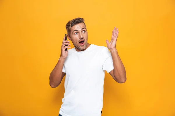 Imagen del hombre emocional de 30 años en camiseta blanca sosteniendo y hablando — Foto de Stock