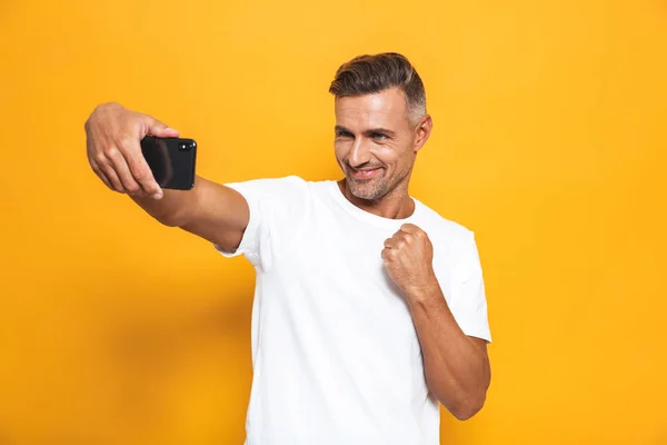 Imagen de hombre caucásico de 30 años en camiseta blanca haciendo gestos y tomando — Foto de Stock