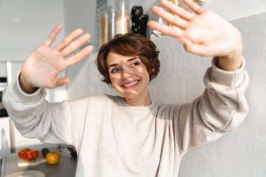 Yaşlı elleri ile ayakta mutlu genç kadın