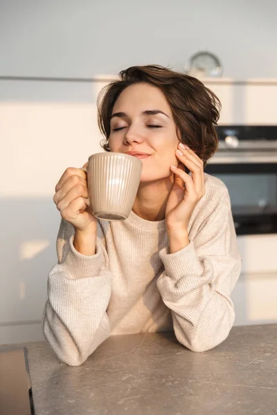 차 한잔 하는 젊은 여자 웃는 — 스톡 사진