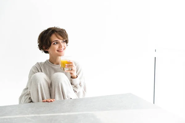 Mujer sonriente yuong desayunando saludable —  Fotos de Stock