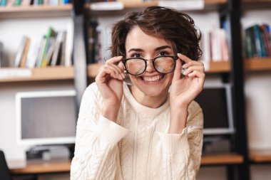 Gülümseyen genç öğrenci kız okuyan