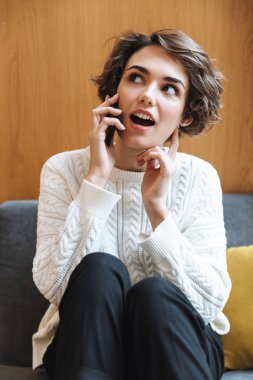 Kütüphanede okuyan mutlu genç öğrenci kız