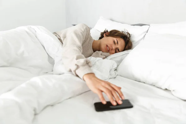 Attraktives junges Mädchen entspannt sich morgens im Bett — Stockfoto