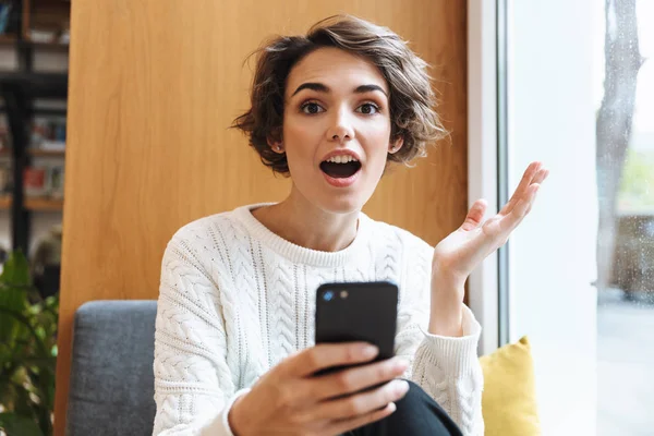 Feliz joven estudiante estudiando en la biblioteca — Foto de Stock