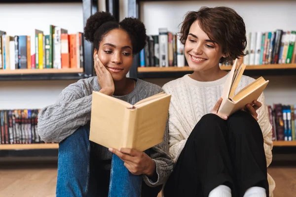 Twee vrolijke jonge meisjesstudenten studeren — Stockfoto