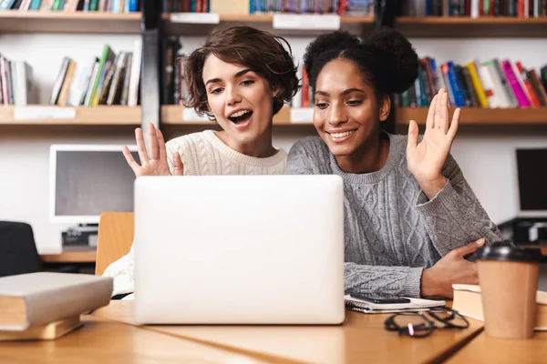 Deux jeunes filles gaies étudiantes — Photo