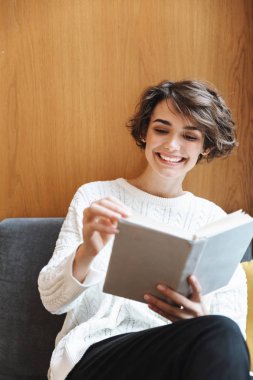 Kütüphanede okuyan mutlu genç öğrenci kız