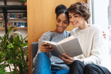 İki neşeli genç kız öğrencileri okuyor