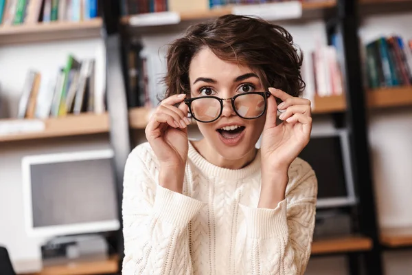 Souriant jeune fille étudiante étudiant — Photo