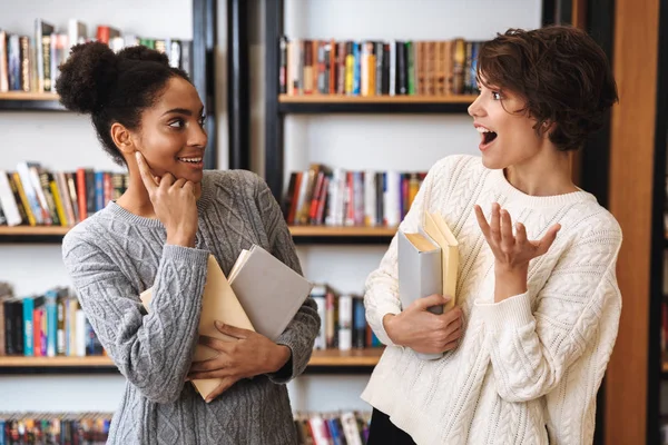 Deux jeunes filles gaies étudiantes — Photo