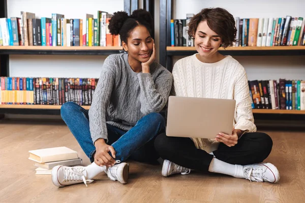 Zwei fröhliche junge Studentinnen studieren — Stockfoto